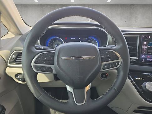 Used 2022 Chrysler Pacifica Touring-L FWD image 21