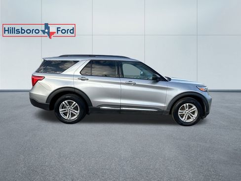 Used 2022 Ford Explorer XLT image 4