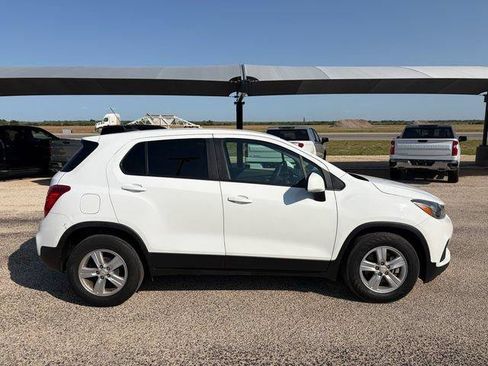 Used 2022 Chevrolet Trax LS w/ Tint and Cruise Package FWD image 4