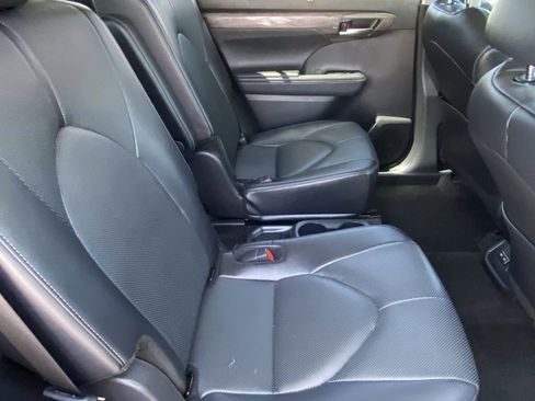 Used 2024 Toyota Highlander Limited AWD/4WD image 17