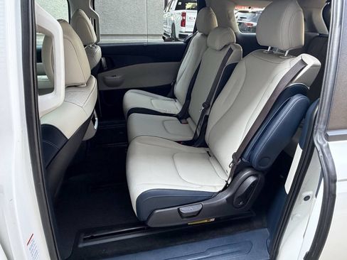 Used 2025 Kia Carnival EX FWD image 18