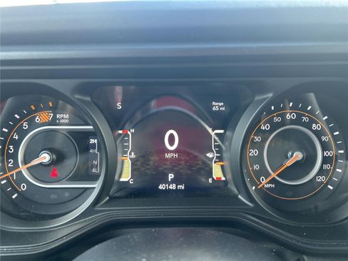 Used 2025 Jeep Wrangler Sahara image 9