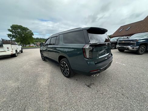 Used 2025 Chevrolet Suburban RST w/ RST Capability Package AWD/4WD image 3