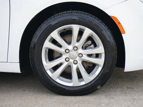 Used 2017 Chrysler 200 Limited Platinum image 4