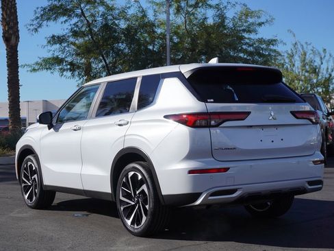 Used 2024 Mitsubishi Outlander SE image 3