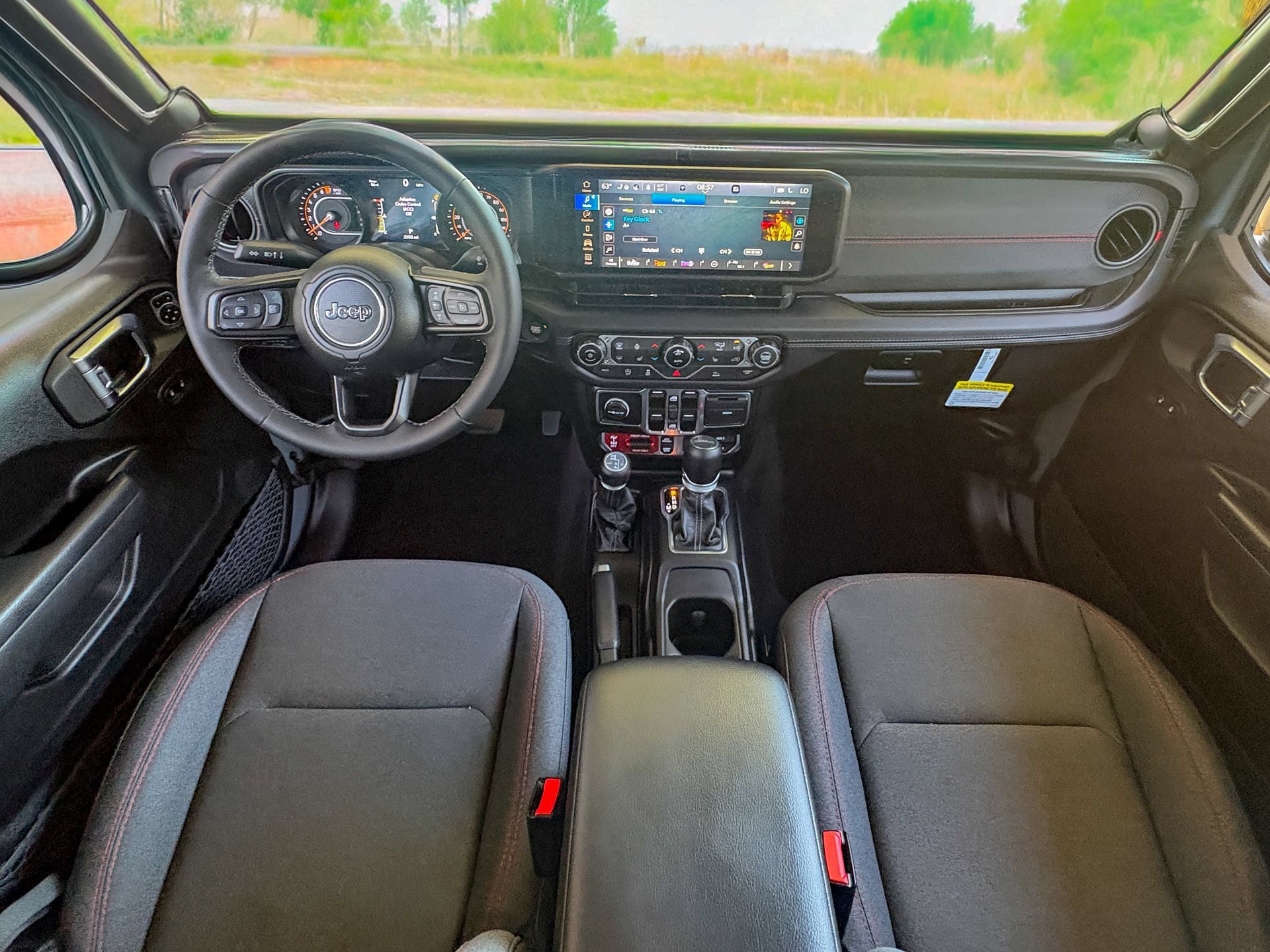 Used 2025 Jeep Gladiator Rubicon w/ Convenience Group AWD/4WD image 2