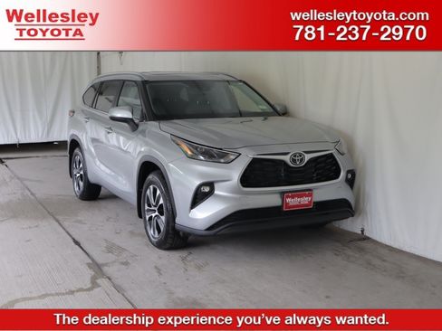 Used 2025 Toyota Highlander XLE AWD/4WD image 1