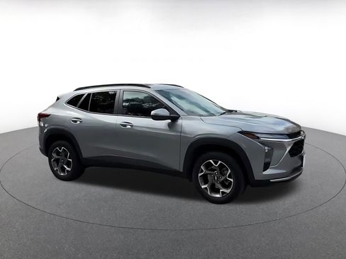 Used 2025 Chevrolet Trax LT FWD image 2