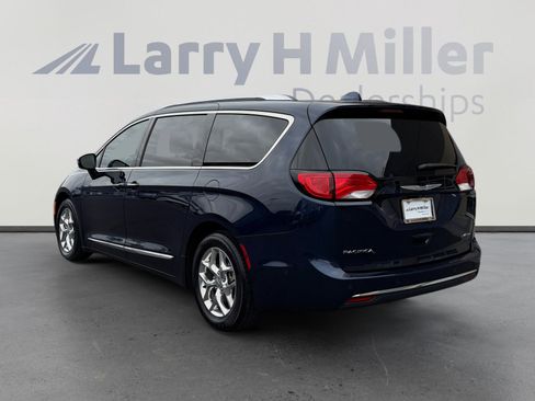 Used 2017 Chrysler Pacifica Limited w/ UConnect Theater Package image 3