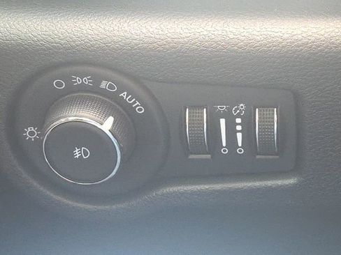 Used 2023 Chrysler Pacifica Limited w/ Uconnect Theater Family Group image 33