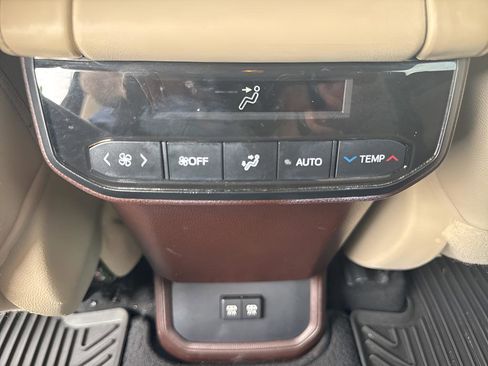 Used 2020 Toyota Highlander XLE FWD image 30