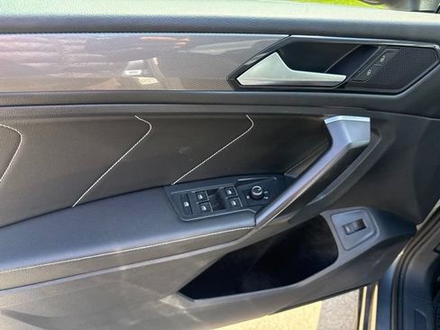 Used 2022 Volkswagen Tiguan SE w/ Panoramic Sunroof Package FWD image 24