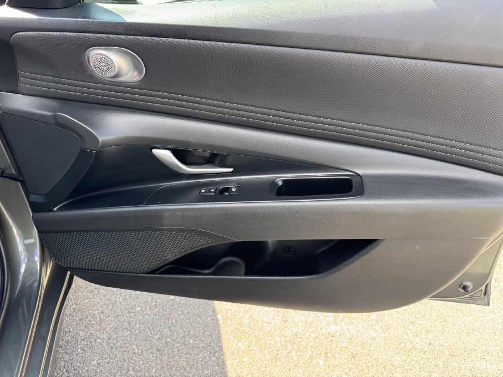 Certified 2025 Hyundai Elantra SEL FWD image 11