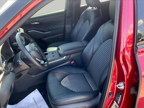 Used 2023 Toyota Highlander XSE FWD image 8