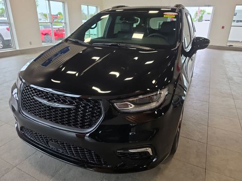 Used 2026 Chrysler Pacifica Limited w/ S Appearance Package FWD image 2