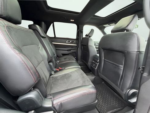 Used 2019 Ford Explorer XLT w/ Equipment Group 202A AWD/4WD image 30