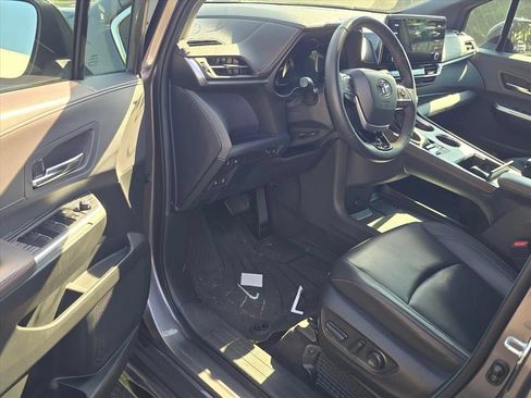 Used 2022 Toyota Sienna XSE FWD image 5