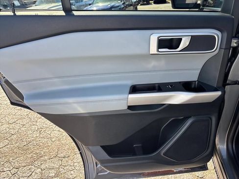 Used 2023 Ford Explorer XLT w/ XLT Sport Appearance Package AWD/4WD image 17