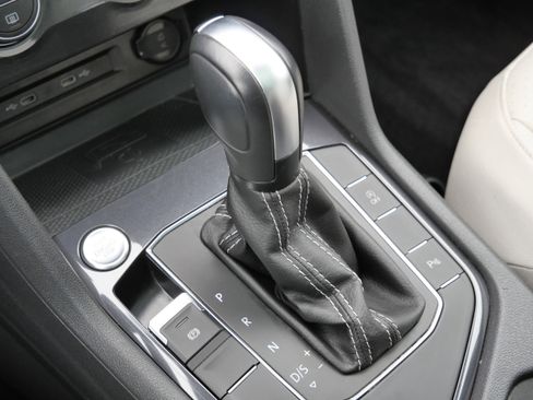 Certified 2021 Volkswagen Tiguan SE R-Line image 24