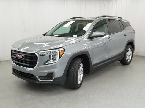 Used 2024 GMC Terrain SLE w/ Driver Convenience Package AWD/4WD image 4