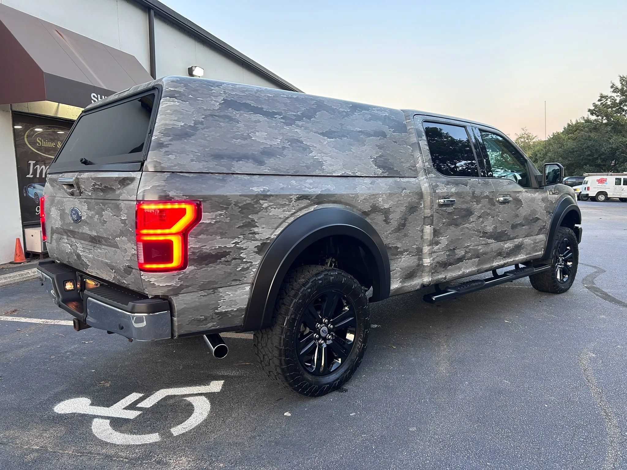 Used 2020 Ford F150 Lariat w/ Equipment Group 502A Luxury AWD/4WD image 4