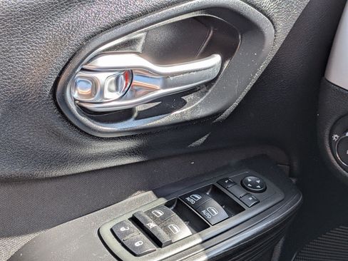 Used 2014 Jeep Cherokee Latitude FWD image 13