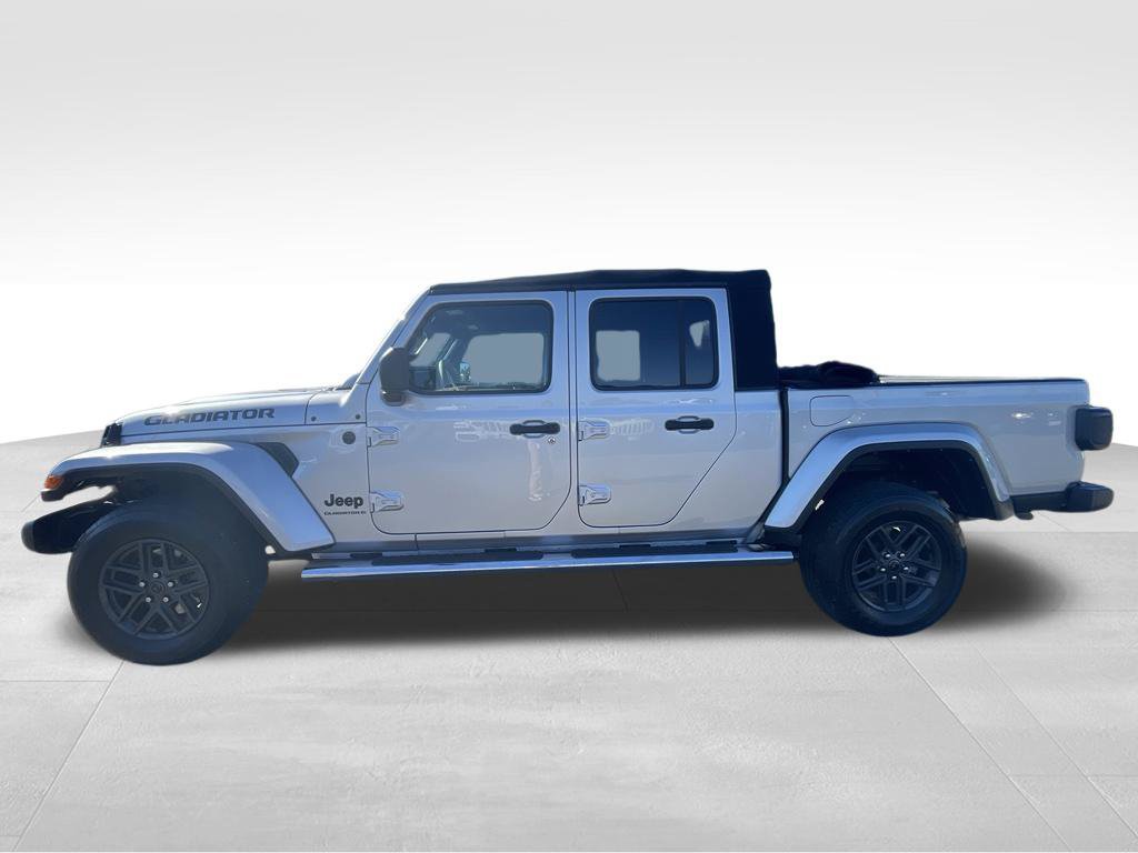 Used 2024 Jeep Gladiator Sport AWD/4WD image 16
