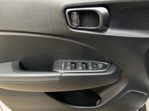 Used 2022 Hyundai Venue Limited FWD image 10