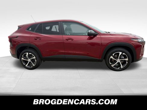 Used 2025 Chevrolet Trax RS w/ Driver Confidence Package FWD image 2
