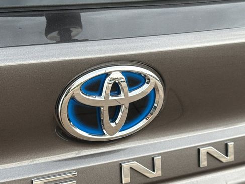 Certified 2024 Toyota Sienna Platinum image 33