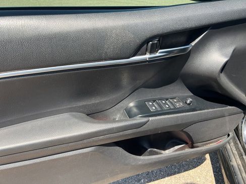 Used 2019 Toyota Camry SE w/ Carpet Mat Package FWD image 17