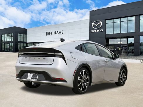 Used 2025 Toyota Prius Plug-In Hybrid image 3