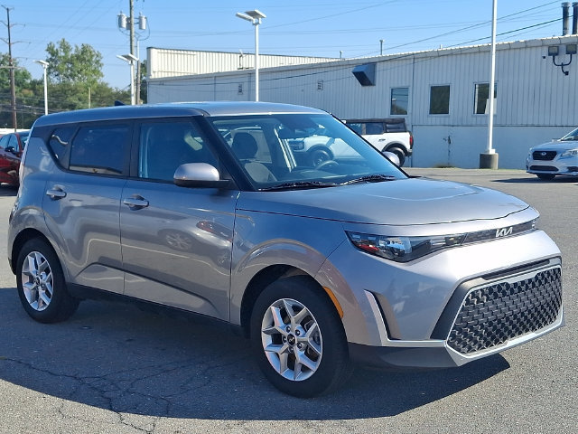 Used 2025 Kia Soul LX w/ LX Technology Package FWD image 3