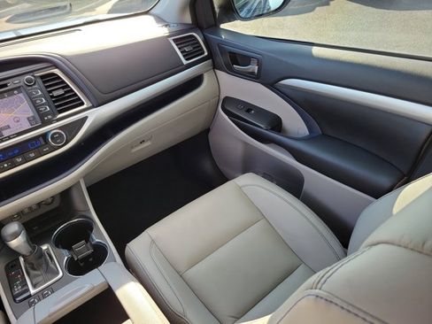 Used 2019 Toyota Highlander XLE image 4