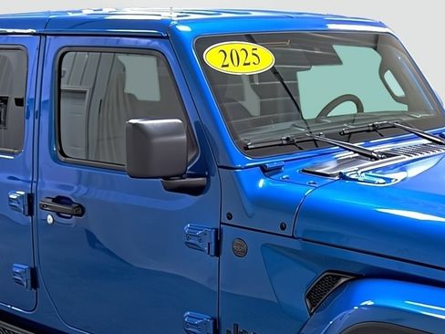Used 2025 Jeep Wrangler Unlimited Sahara AWD/4WD image 15