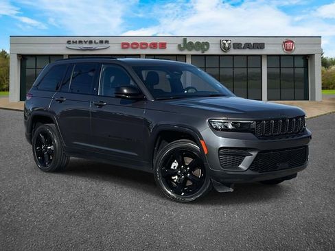 Used 2022 Jeep Grand Cherokee Altitude image 1