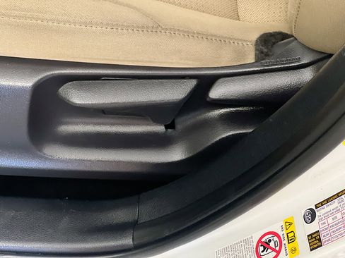 Used 2019 Toyota Prius LE image 15