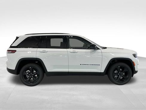 New 2025 Jeep Grand Cherokee Limited w/ Black Appearance Package AWD/4WD image 3