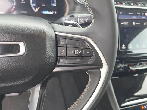 Used 2023 Jeep Grand Cherokee L Laredo image 18