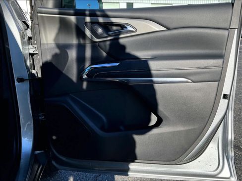 Used 2025 Chevrolet Traverse LT image 12