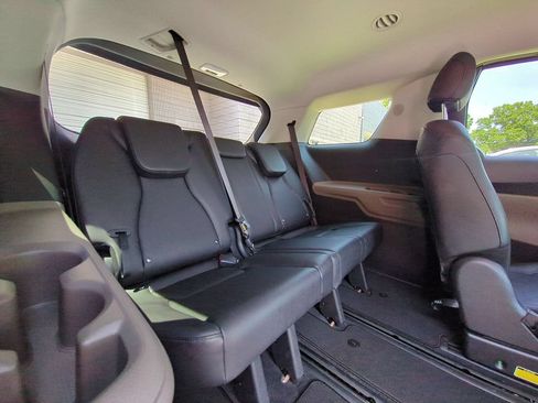 Used 2025 Kia Carnival FWD image 30