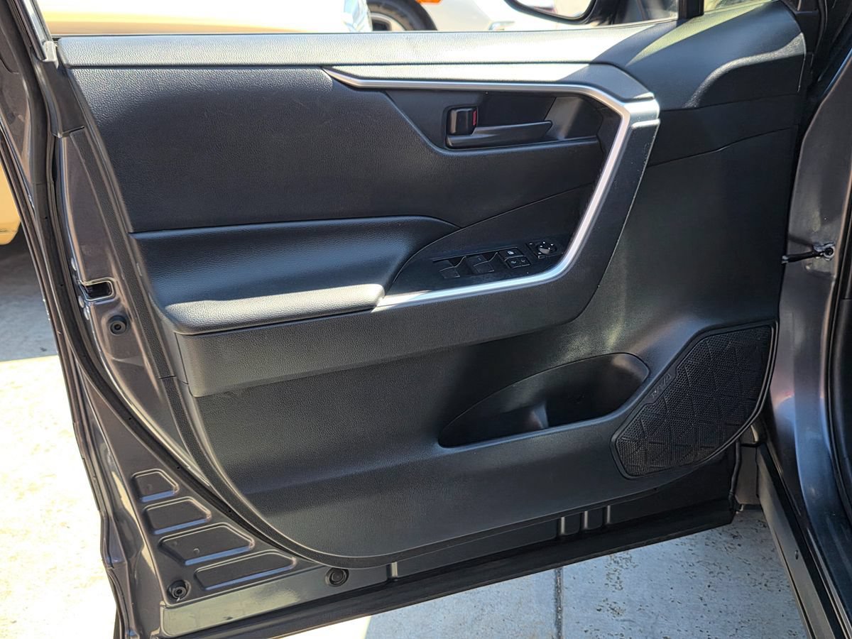Used 2019 Toyota RAV4 LE w/ Carpet Mat Package FWD image 31
