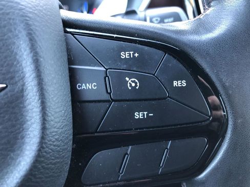 Used 2020 Chrysler Pacifica Touring-L image 13