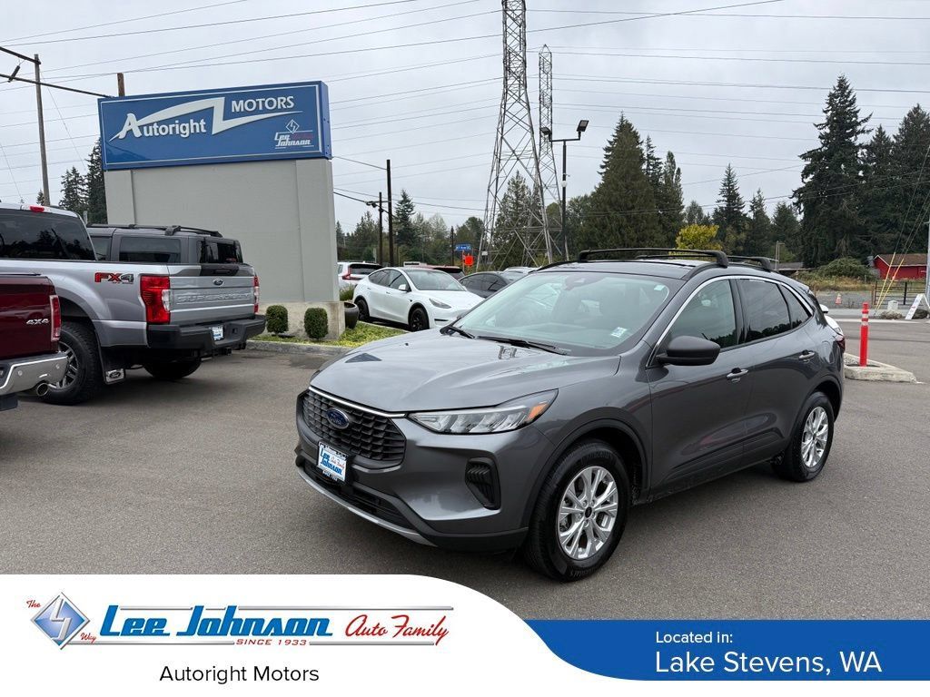 Used 2024 Ford Escape Active w/ Tech Pack #1 AWD/4WD image 1