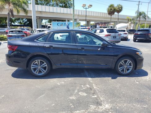 Certified 2022 Volkswagen Jetta SE FWD image 6
