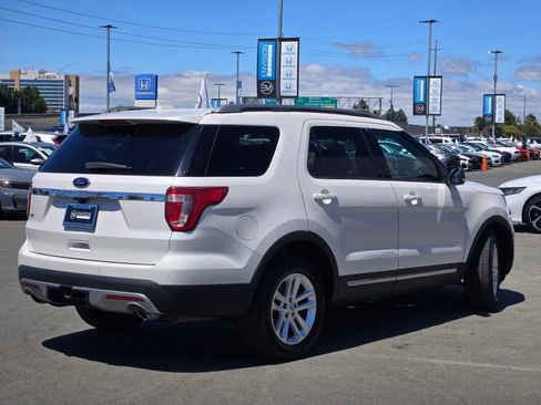 Used 2017 Ford Explorer XLT w/ Equipment Group 202A FWD image 7