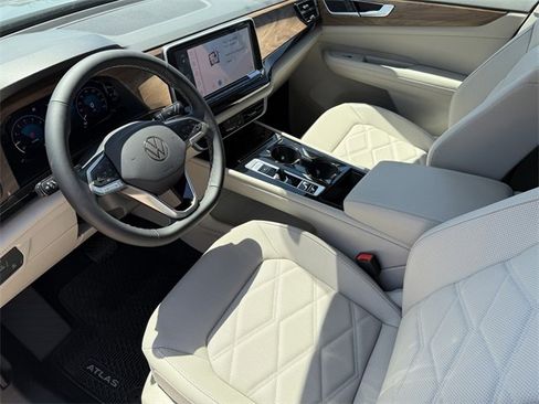 Certified 2025 Volkswagen Atlas SE image 3