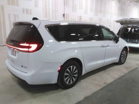Used 2024 Chrysler Pacifica Limited FWD image 3