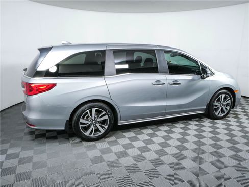 Used 2024 Honda Odyssey Touring image 2