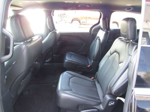 Used 2025 Chrysler Pacifica Select image 34